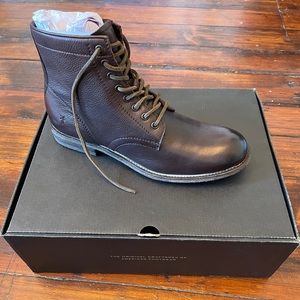 Frye brand mens leather Tyler lace up boots in brown size 9.